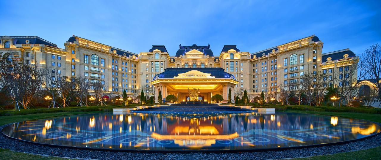 Отель Wanda Vista Qingdao Movie Metropolis Экстерьер фото